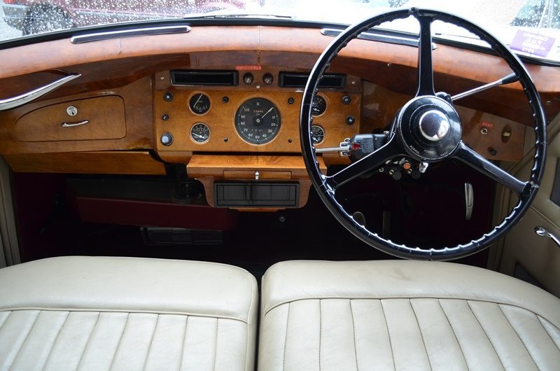 55_Silver_Wraith_Dash-Seat